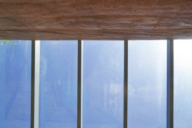 Tavan pencereleri doğal taştan ve pencereden gelen ışıktan yapılmıştır. Modern bir evin penceresi, yumuşak odaklı fotoğrafa yakın çekim.