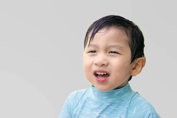 Wütender Asiatischer Junge Runzelt Die Stirn Und Blickt Nach Vorn — Stockfoto