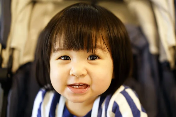 Küçük Kız Gülüyor Bulanık Arka Planda Mutlu Gülen Küçük Bir Stok Resim