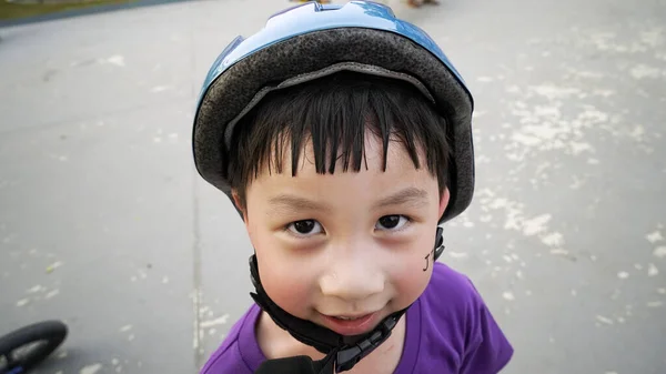 Asiatischer Junge Mit Helm Und Sicherheit Skate Oder Fahrradpark Nahaufnahme — Stockfoto