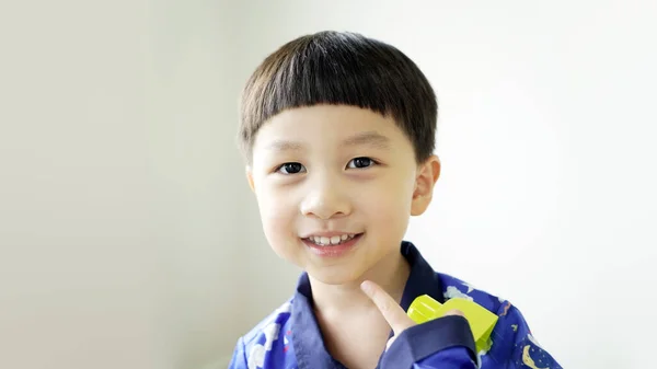 Mavi Tişörtlü Gülümseyen Kameraya Bakan Sevimli Asyalı Çocuğun Portresi Beyaz — Stok fotoğraf
