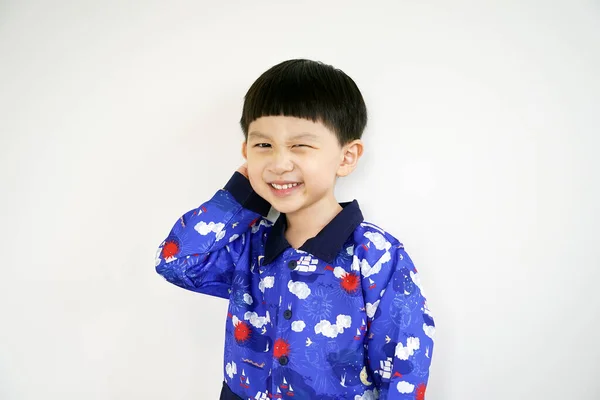 Beyaz Arka Planda Utangaç Gülümseyen Yüzü Olan Asyalı Beyaz Çocuk — Stok fotoğraf