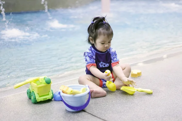수영장에서 장난감갖고 아시아 소녀는 여름휴가 수영장에서 아이들은 럭셔리 리조트 수영장에서 — 스톡 사진