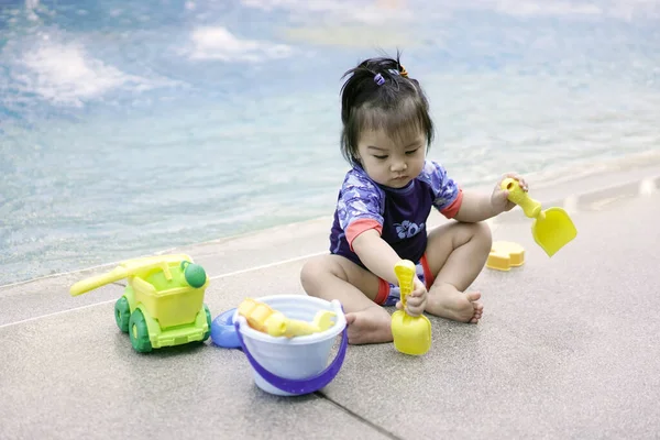 Asyalı Bebek Havuz Başında Oyuncaklarıyla Oynuyor Yaz Tatilinde Tropik Plaj — Stok fotoğraf