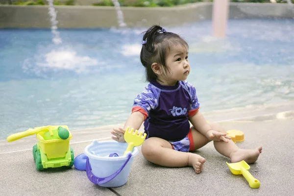Bebé Asiático Jugando Con Juguetes Agua Junto Piscina Niña Jugando — Foto de Stock