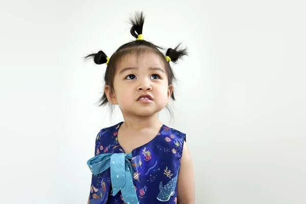 Kleine Asiatische Mädchen Einem Blauen Kleid Studio Auf Weißem Hintergrund — Stockfoto