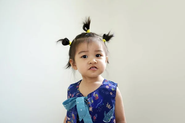 Stüdyoda Beyaz Arka Planda Mavi Elbiseli Küçük Asyalı Kız Beyaz — Stok fotoğraf