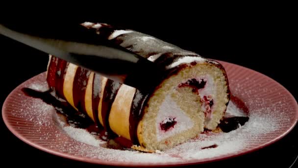小さなスライスにキッチンナイフでクリーミーでチョコレートクリームとビスケットスイスロールをスライス おいしい甘いデザート スローモーション 閉じろ — ストック動画