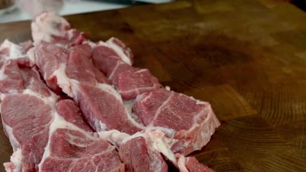 Šéf Dává Syrové Masové Steaky Porcovací Prkno Sype Koření Vaření — Stock video