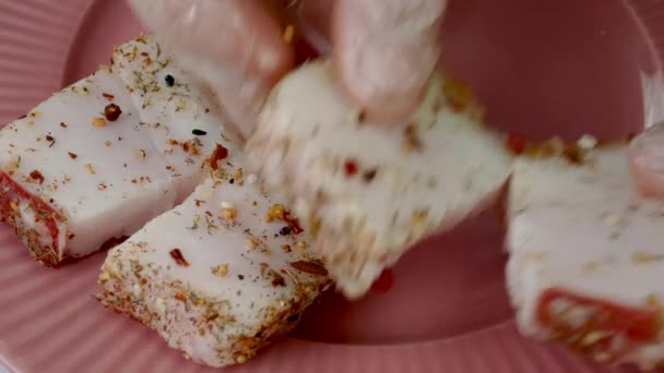 Chef Put Pieces Raw Pork Lard Sprinkled Spices Salt Pink — Vídeo de stock