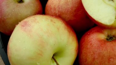 Vitamin zengini vejetaryen ve vejetaryen yemeği olarak kırmızı elma yığını. Döndür. Kapat..