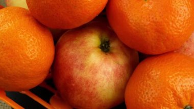 Kırmızı elma yığını, vitamin zengini vejetaryen ve vejetaryen yemeği olarak mandalina. Döndür. Kapat..