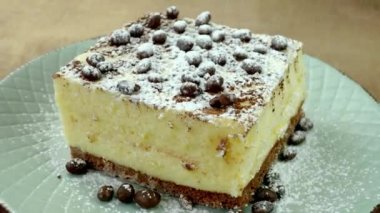 Çikolata şekerli tereyağlı kremalı kremalı kremalı bisküvi. Pudra şekeri serpin ve çuval bezi arkaplanındaki tatlı tabağında döndürün. Kapat..