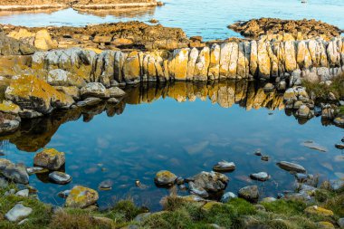 Tazmanya Bas Boğazı 'ndaki Kral Adası' ndaki engebeli Cataraqui Batık Kıyı Şeridinin Fotoğrafı
