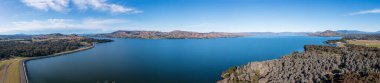 Avustralya 'nın Victoria bölgesinde Albury yakınlarındaki Hume Gölü' nün insansız hava aracı panoramik fotoğrafı.