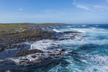 Avustralya 'nın Tazmanya kentindeki King Island' daki Stokes Point 'teki engebeli kıyı şeridinin insansız hava aracı fotoğrafı.