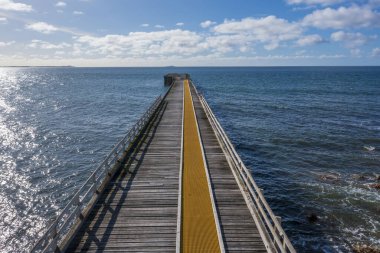 Avustralya 'nın Tazmanya kentindeki King Island' daki Naracoopa Jetty 'nin insansız hava aracı fotoğrafı.