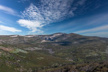 Avustralya 'nın Yeni Güney Galler' indeki Karlı Dağlar 'daki Charlotte Geçidi' ndeki bulutlu dağların fotoğrafı.
