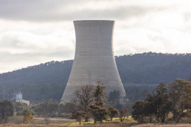 Avustralya 'daki Yeni Güney Galler Merkez Tabloları' ndaki Wallerawang Elektrik Santrali 'ndeki soğutma kulesinin fotoğrafı.