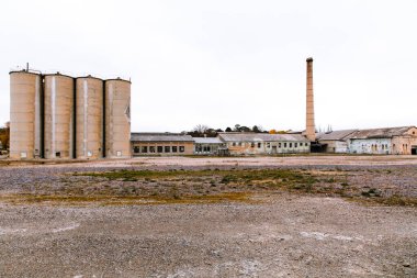 Portland 'daki tarihi Portland Çimento Fabrikası' nın Avustralya 'daki New South Wales Merkez Tabloları' ndaki silo ve binalarının fotoğrafları.