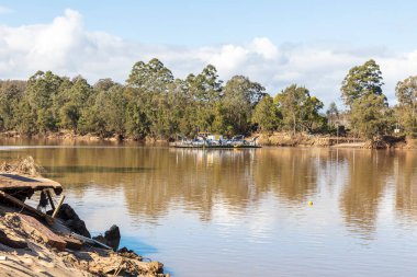 Avustralya 'daki Yeni Güney Galler' deki sel felaketinden sonra Hawkesbury Nehri 'ni geçen Sackville Araba Feribotu' nun fotoğrafı.