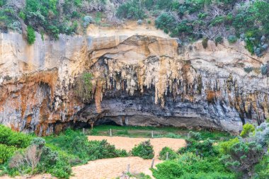 Avustralya 'da Victoria' daki Büyük Okyanus Yolu 'ndaki Loch Ard Gorge' daki bir yamaçtaki su ve rüzgar erozyonunun fotoğrafı.