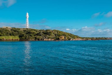 Currie Deniz Feneri 'nin Avustralya' daki Tazmanya Bas Boğazı 'ndaki King Island körfezindeki bir tepeden çekilmiş fotoğrafı.