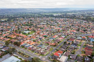 Avustralya 'nın Yeni Güney Galler bölgesindeki Glenmore Park' taki ev ve yolların insansız hava aracı fotoğrafı.