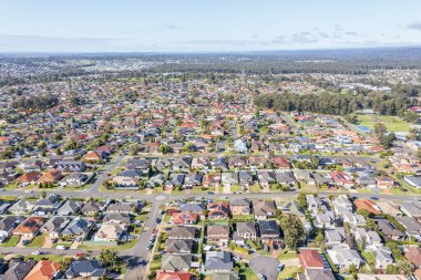 Avustralya 'nın Yeni Güney Galler bölgesindeki Glenmore Park' taki ev ve yolların insansız hava aracı fotoğrafı.