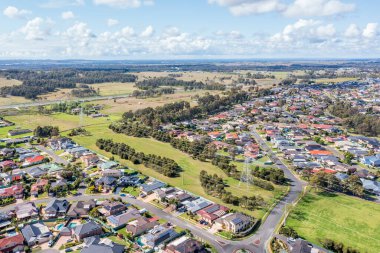 Avustralya 'nın Yeni Güney Galler bölgesindeki Glenmore Park' taki ev ve yolların insansız hava aracı fotoğrafı.