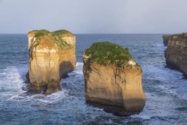 Avustralya 'da Victoria' daki Büyük Okyanus Yolu üzerindeki Port Campbell Ulusal Parkı 'ndaki Loch Ard Gorge' da kaya oluşumlarının ve ilginç manzaraların fotoğrafı.