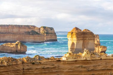 Avustralya 'da Victoria' daki Büyük Okyanus Yolu üzerindeki Port Campbell Ulusal Parkı 'ndaki Loch Ard Gorge' da kaya oluşumlarının ve ilginç manzaraların fotoğrafı.