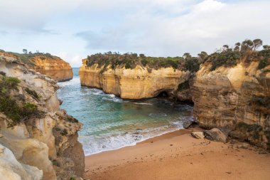 Avustralya 'da Victoria' daki Büyük Okyanus Yolu üzerindeki Port Campbell Ulusal Parkı 'ndaki Loch Ard Gorge' da kaya oluşumlarının ve ilginç manzaraların fotoğrafı.