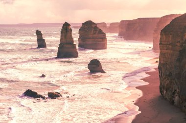 Avustralya 'da Victoria' daki engebeli Büyük Okyanus Yolu boyunca uzanan tarihi ve ünlü 12 havarinin fotoğrafları.