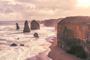 Avustralya 'da Victoria' daki engebeli Büyük Okyanus Yolu boyunca uzanan tarihi ve ünlü 12 havarinin fotoğrafları.