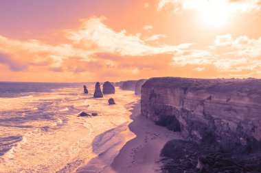 Avustralya 'da Victoria' daki engebeli Büyük Okyanus Yolu boyunca uzanan tarihi ve ünlü 12 havarinin fotoğrafları.