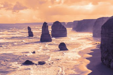 Avustralya 'da Victoria' daki engebeli Büyük Okyanus Yolu boyunca uzanan tarihi ve ünlü 12 havarinin fotoğrafları.