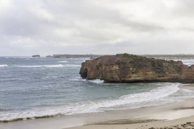 Avustralya 'da Victoria' daki Büyük Okyanus Yolu 'nun engebeli kıyı şeridi boyunca Peterborough kasabası yakınlarındaki Şehitler Körfezi' nin fotoğrafları.