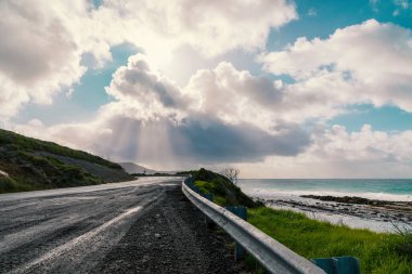 Avustralya 'da Victoria' daki Büyük Okyanus Yolu boyunca uzanan engebeli kıyı şeridinin ve manzaranın fotoğrafı.
