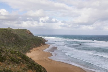 Avustralya 'da Victoria' daki Büyük Okyanus Yolu boyunca uzanan engebeli kıyı şeridinin ve manzaranın fotoğrafı.