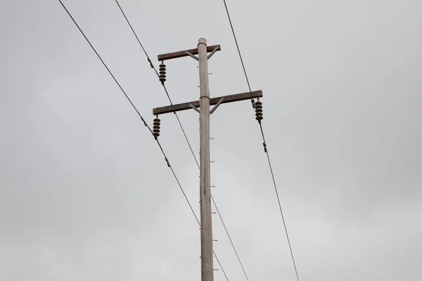 Fotografía Poste Madera Verde Con Una Multitud Cables Transmisión Conectores —  Fotos de Stock
