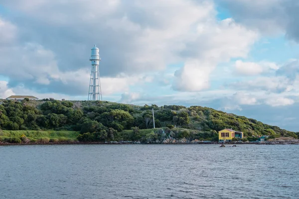 Currie Deniz Feneri 'nin Avustralya' daki Tazmanya Bas Boğazı 'ndaki King Island körfezindeki bir tepeden çekilmiş fotoğrafı.