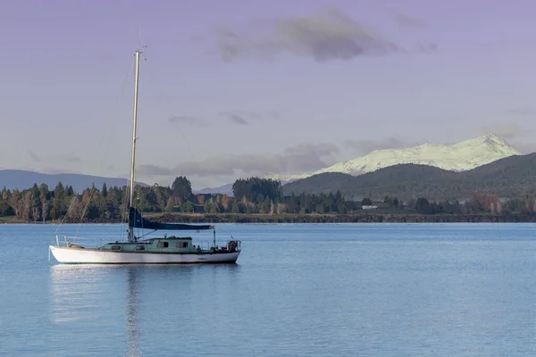 Photograph Sail Boat Anau Lake Front Snow Capped Mountains Township — Stock Photo, Image