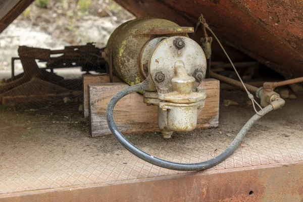 Fotografía Una Bomba Hidráulica Vieja Oxidada Sentada Sobre Bloques Madera — Foto de Stock