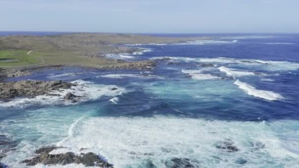 Drone Luchtbeelden Van Ruige Rotsachtige Kustlijn Bij Stokes Point Bass — Stockvideo