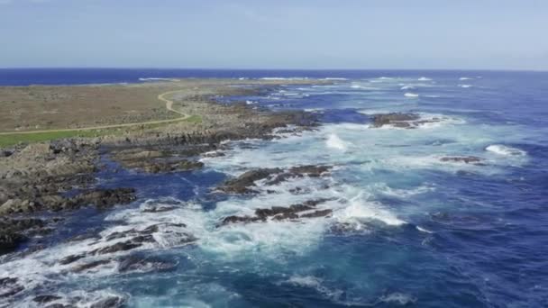 澳大利亚塔斯马尼亚国王岛上巴斯海峡斯托克斯角崎岖多石的海岸线的无人机摄像 — 图库视频影像