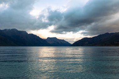 Yeni Zelanda 'nın güney adasındaki büyük bir gölü çevreleyen sıradağların fotoğrafı.
