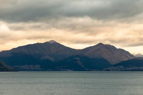 ニュージーランド南島の大きな湖を囲む山脈の写真 — ストック写真
