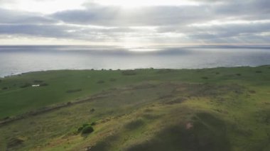 Sabahın erken saatlerinde, Tazmanya 'daki King Island' ın kuzeyinde, Currie 'de bulutlu bir günde, Cape Wickham Deniz Feneri' nin insansız hava aracı görüntüleri.