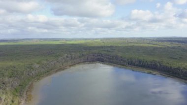 Avustralya 'daki Tazmanya' daki King Island 'ın doğu kıyısındaki Martha Lavinia Lagoon' un insansız hava aracı görüntüleri.